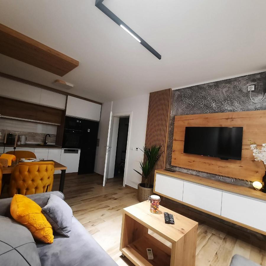 Apartman Lux-Besplatno Koriscenje Zasebne Garaze Sremska Mitrovica Exterior foto